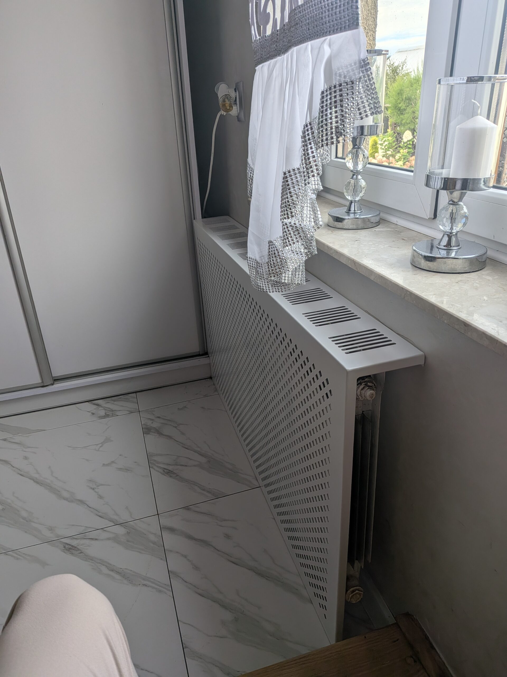 Realizacja metalowej maskownicy grzejnika